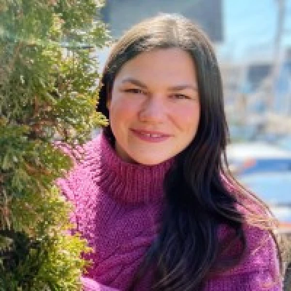 Julie-Lynn Zahavich headshot